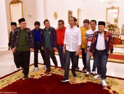 Eks Ajudan Sukarno Sebut Gaya Busana Jokowi Tak Dibikin-bikin