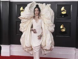 Grammy Award 2021, Gaun Noah Cyrus Dianggap Mirip Tisu Toilet