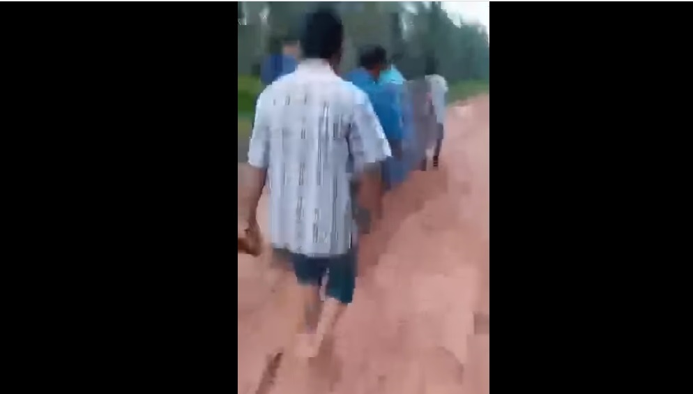 Viral Video Tandu Jenazah Pakai Sarung Lewat Jalan Berlumpur di Dumai