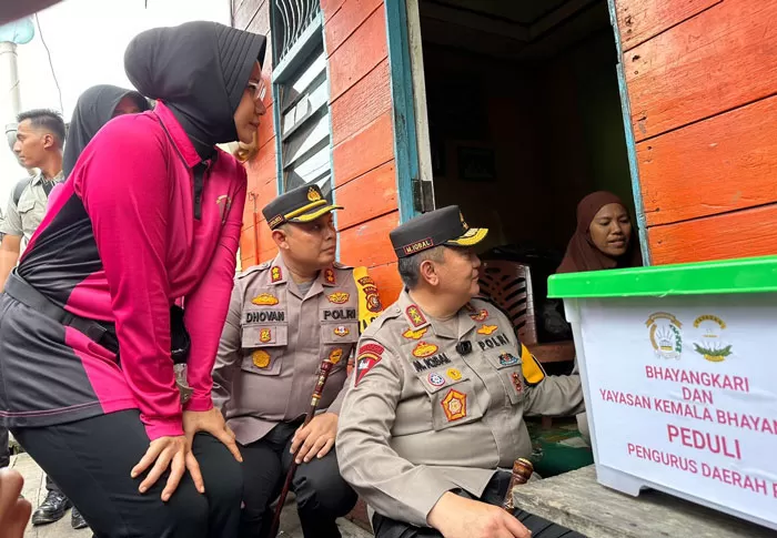 Jumat Berkah, Kapolda Riau Berbagi Sembako dengan Masyarakat Dumai